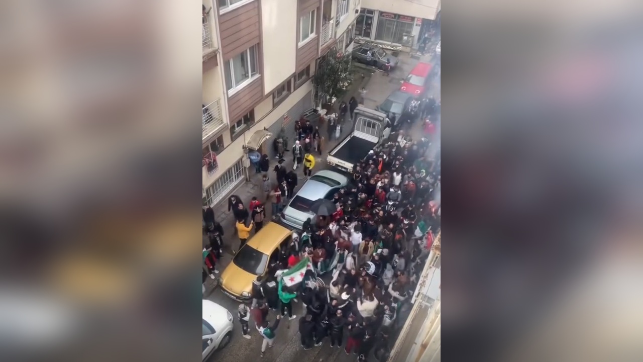 Suriyeliler Bursa'da Atatürk'ü Posterlerle Andı