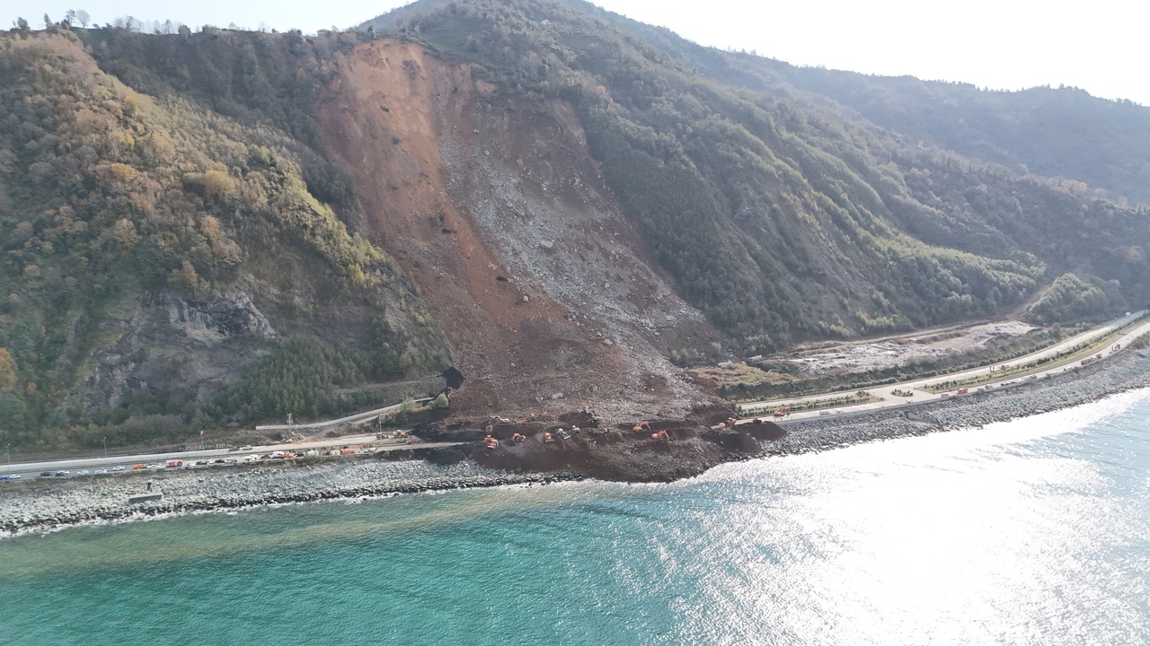 Artvin'de Heyelan Sonrası Karadeniz Sahil Yolu Kapatıldı