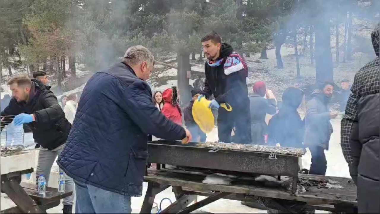 Kar Üzerinde Hamsi Festivali: 1,5 Ton Balık Dağıtıldı