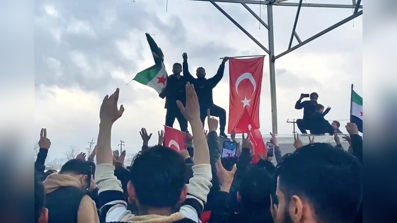 Manisa'da Suriyeli Göçmenlerden Esad Rejimine Tepki