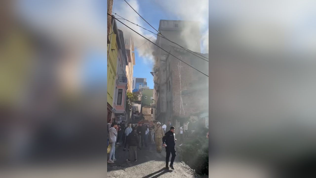 Beyoğlu'nda Devrilen Sobadan Yangın Çıktı, 3 Çocuk Dumandan Etkilendi