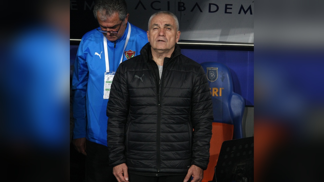Başakşehir, Hatayspor'u 3-0 Yenerek Zirveye Yaklaştı