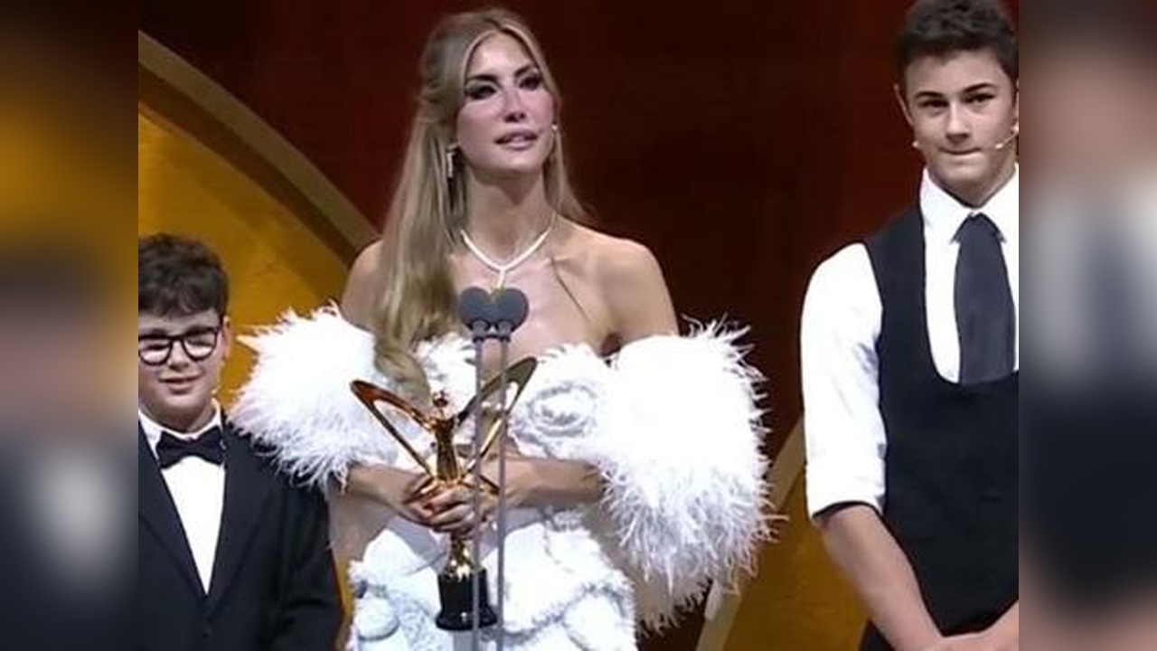 Çağla Şıkel, Altın Kelebek Ödülleri'nde Duygusal Anlar Yaşadı