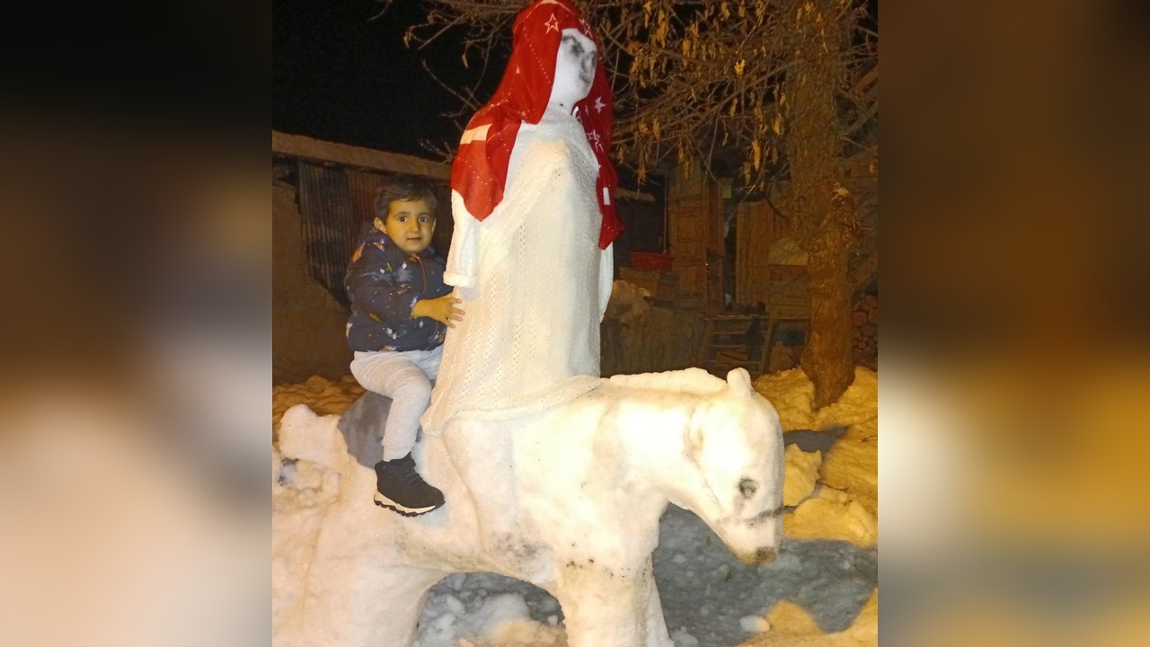 Kış Düğününde Kardan At Sırtında Gelin ve Damat
