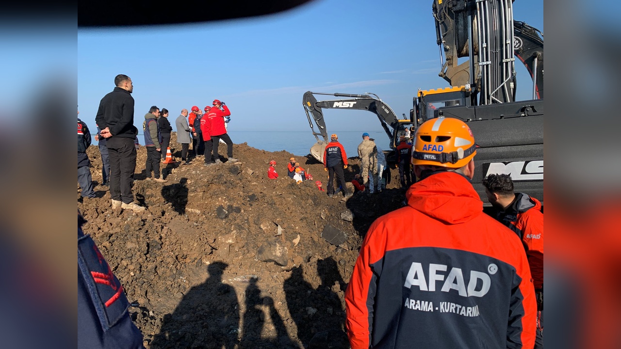 Karadeniz Sahil Yolu'nda Heyelan: Toprak Altındaki Araç 36 Saat Sonra Bulundu