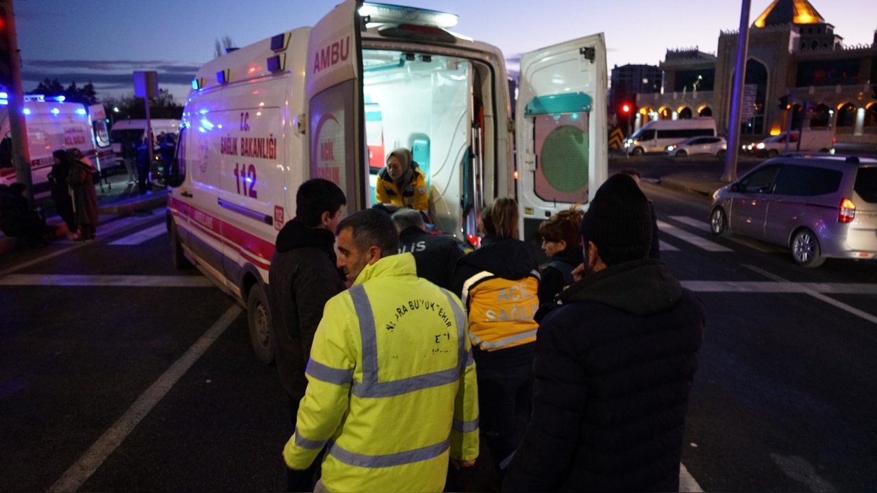 Okul Servis Minibüsü ve Hafif Ticari Araç Çarpıştı, 9 Kişi Yaralandı