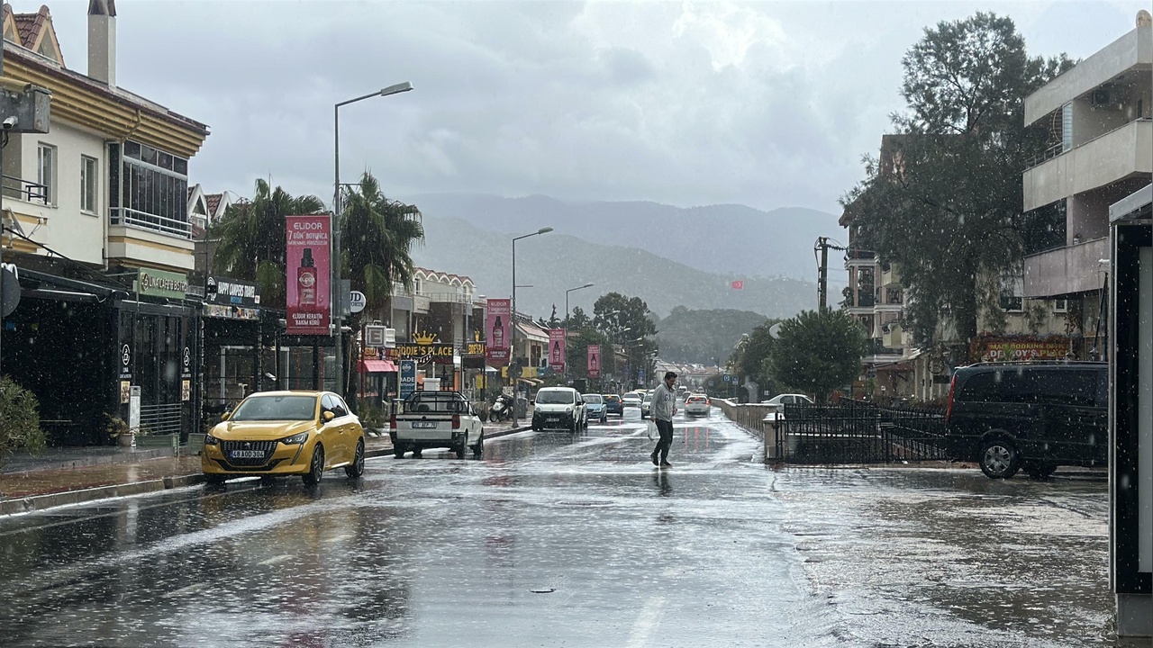 Marmaris'te Şiddetli Yağış Hayatı Olumsuz Etkiledi