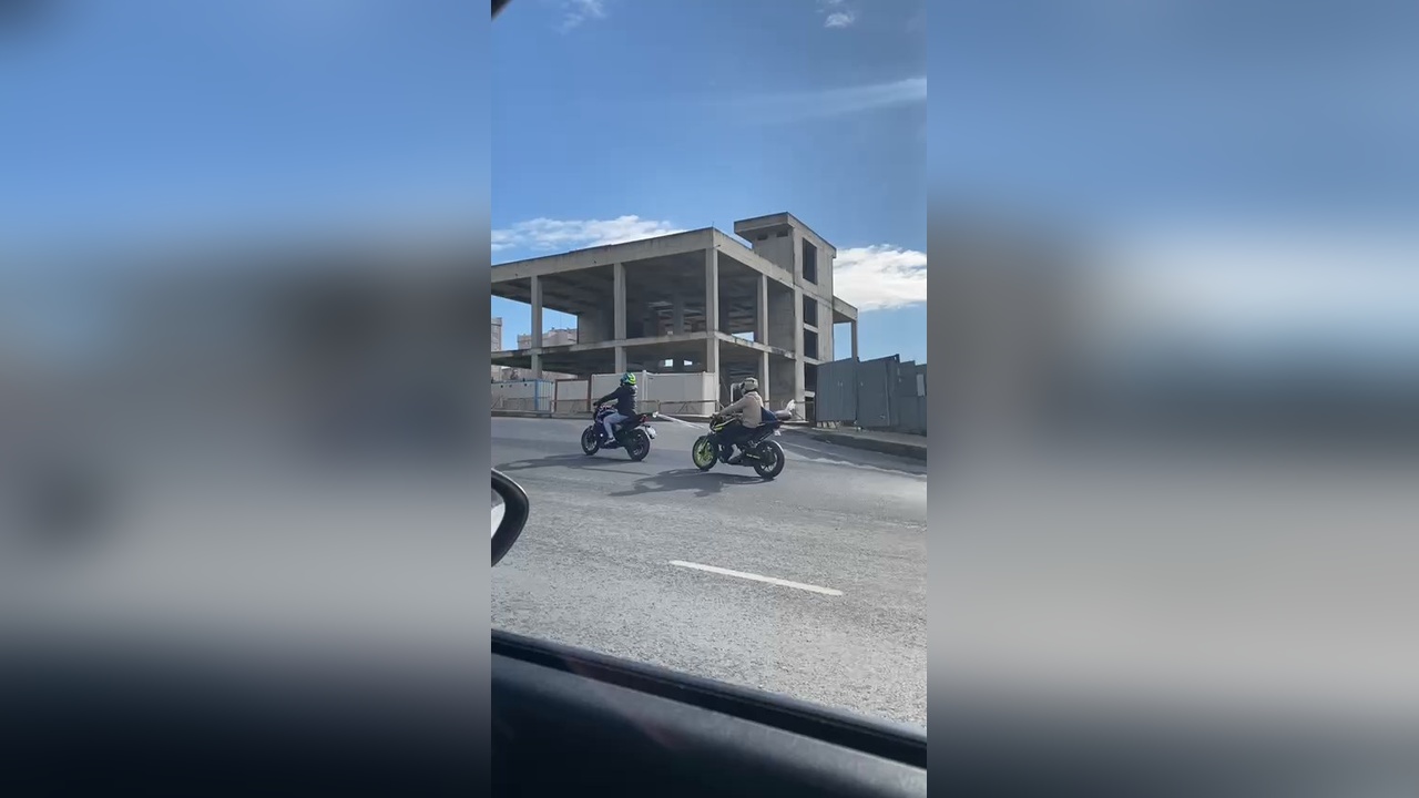 Küçükçekmece'de Arızalanan Motosikletin Çekilme Anı Kamerada