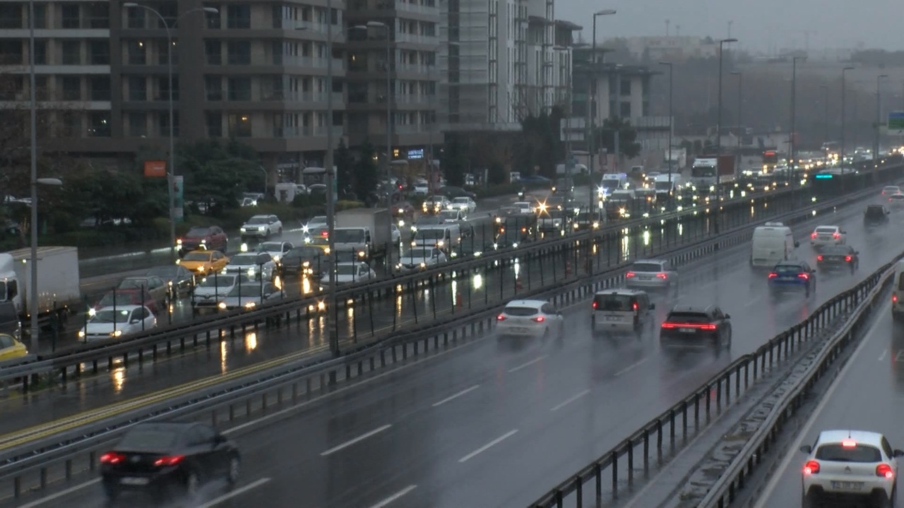 İstanbul'da Yağmur, Trafik Yoğunluğunu Yüzde 81'e Çıkardı