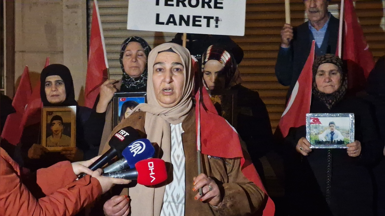 Aileler HDP Önünde Gece Nöbetine Devam Ediyor
