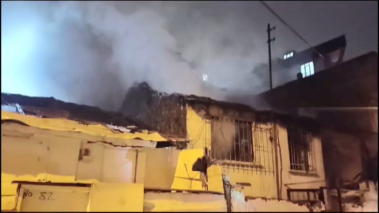 Gaziosmanpaşa'da Gecekondu Yangını İtfaiye Araçlarını Tehdit Etti