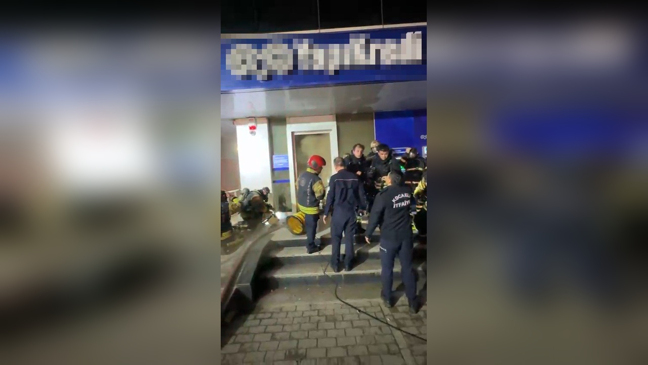 Bankada Yangın: İtfaiye Yoğun Dumanla Mücadele Etti