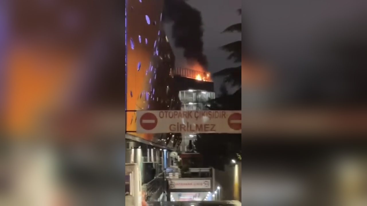 Ümraniye'deki AVM'nin Çatısında Yangın Paniği