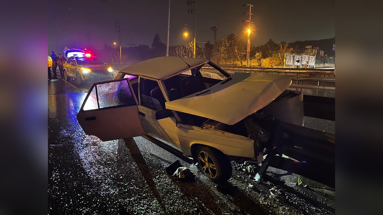 Bariyere Çarpan Otomobilde 5 Kişi Yaralandı