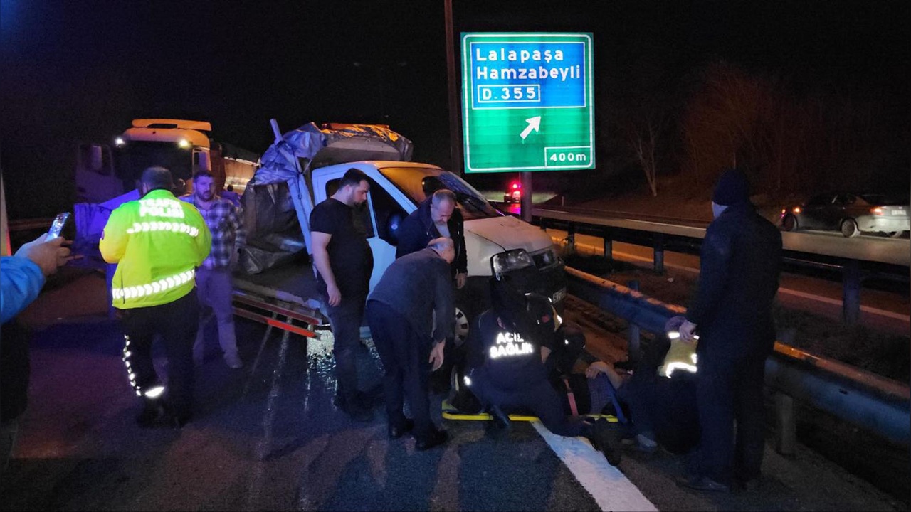 Edirne'de Trafik Kazası: Hafriyat Kamyonu ve Kamyonet Çarpıştı
