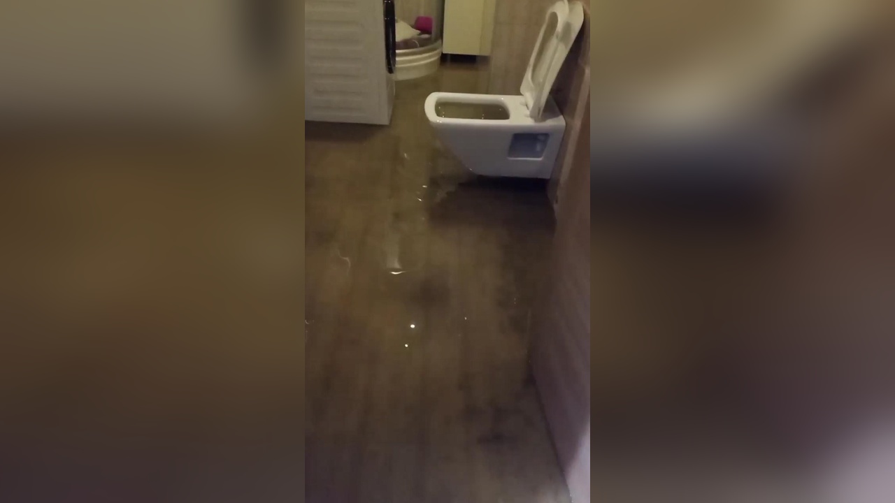 Beyoğlu'nda Yol Çökmesi Sonucu İki Evi Su Bastı