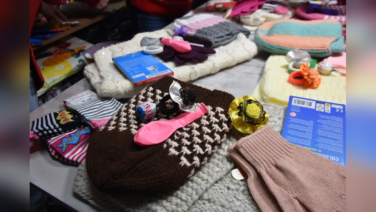 İzmirli Teyzeler, Miniklere Yeni Yıl Sürprizi Hazırladı