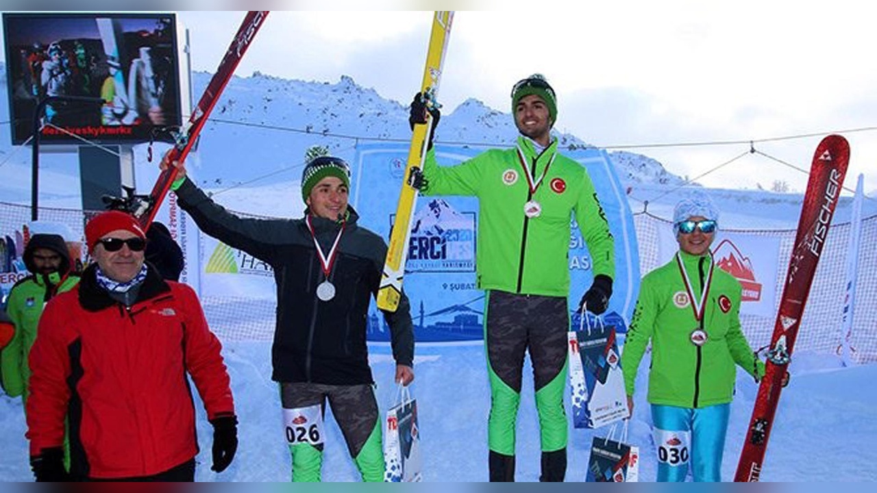 Milli Kayakçı Göle Sokaklarında Snowboard Yaptı
