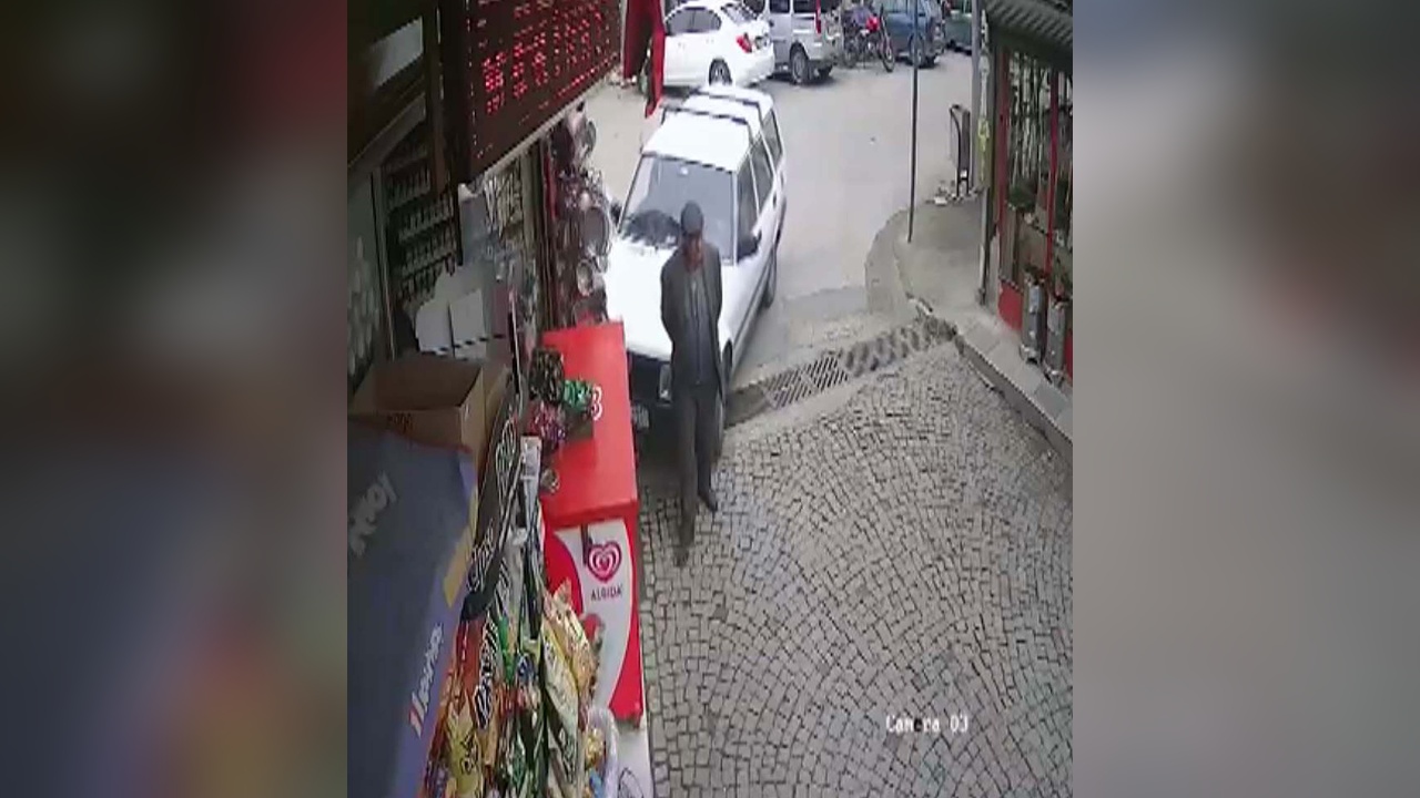 Kontrolden Çıkan Araç Market Tezgahına Çarptı