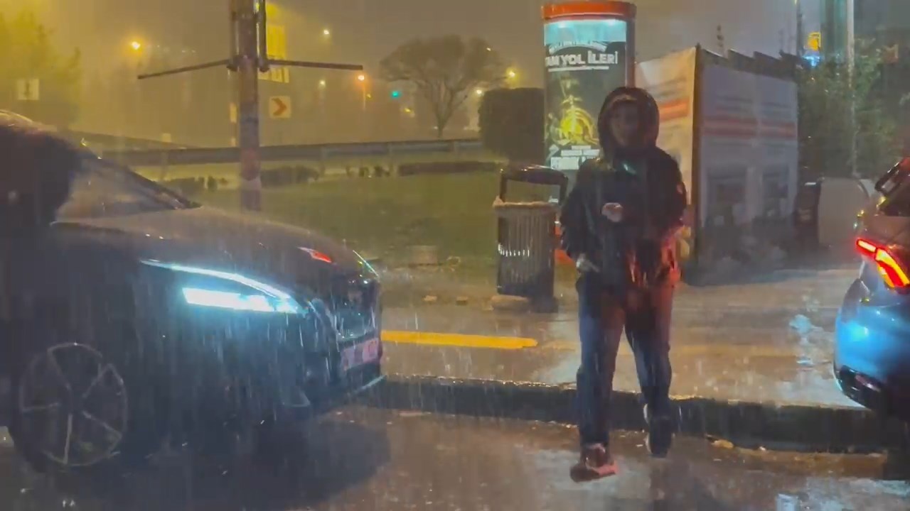 Maltepe'de Yoğun Yağış Sonrası Su Baskını