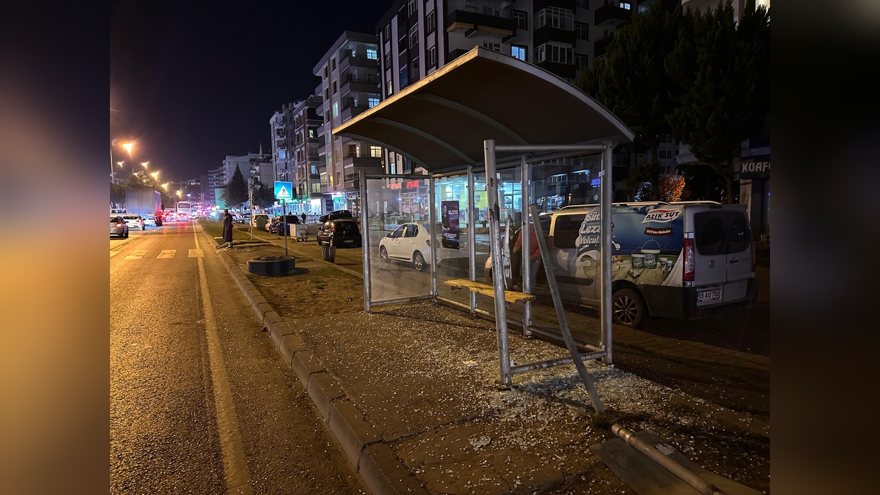 Kamyondan Fırlayan Lastik Durağa Çarptı: 1 Kişi Yaralandı