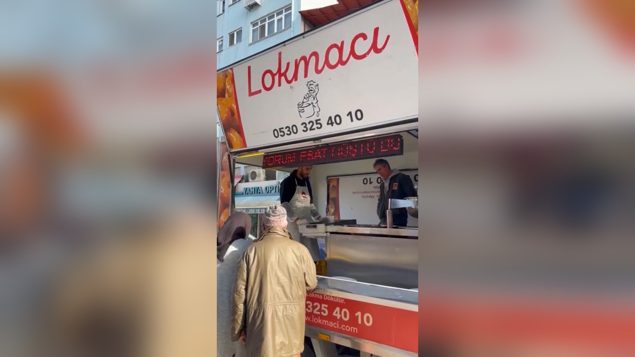 Beyoğlu'nda Suriyeli Esnaf Lokma Dağıtarak Kutlama Gerçekleştirdi