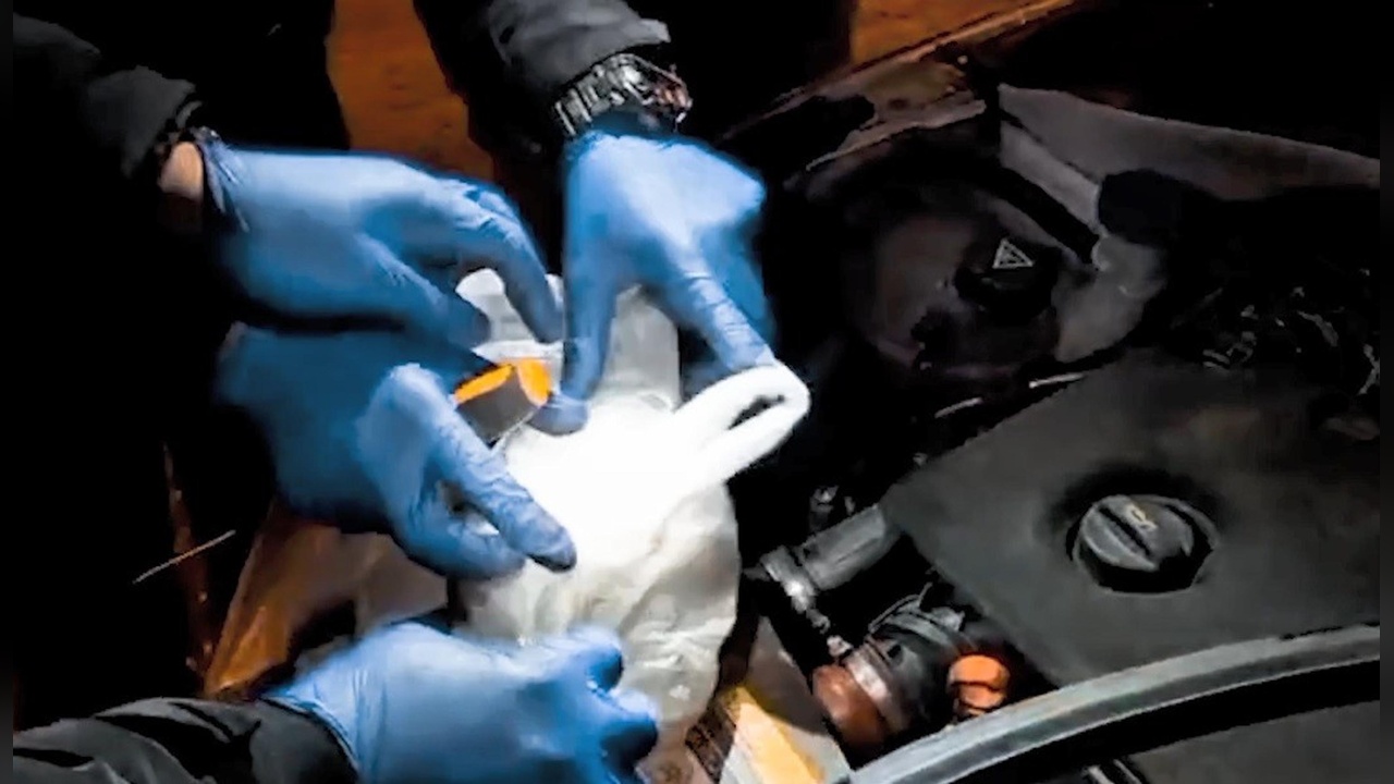 Otomobilin Motorunda Uyuşturucu Bulundu, İki Kişi Gözaltına Alındı