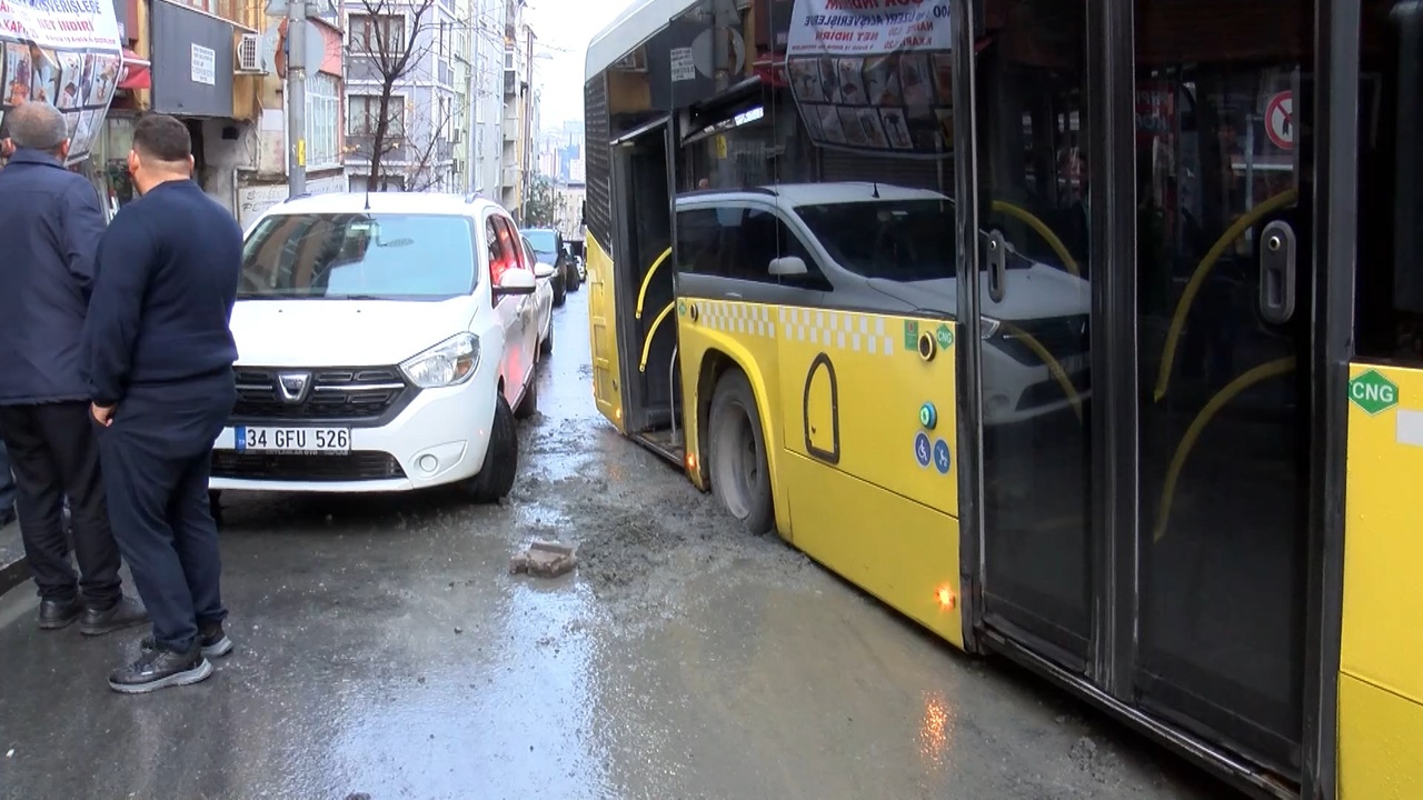 Kağıthane'de İETT Otobüsü Çöken Yolda Sıkıştı