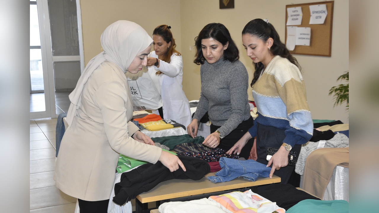 Kız Öğrencilerden Anlamlı Proje: 'Kardeşimin Dolabı'