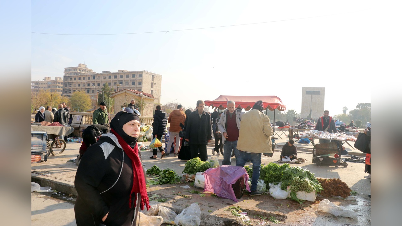 Halep'te Esad Afişleri Yırtıldı, Hayat Yeniden Canlanıyor
