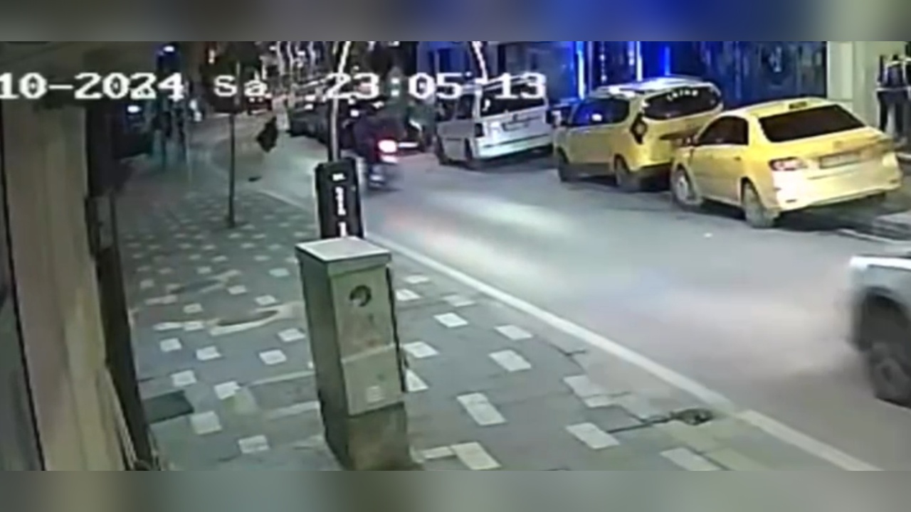 Motosiklet Yayaya Çarptı: Kaza Anı Kamerada