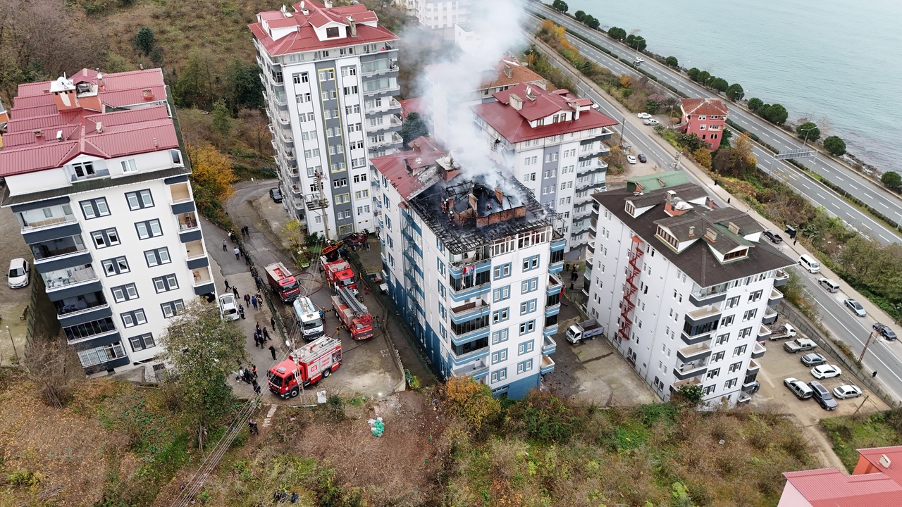 Trabzon'da Yüksek Katlı Binanın Çatısında Yangın Çıktı