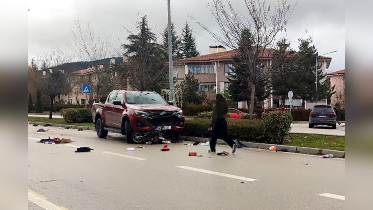 Kamyonet Yaya Geçidinde Elektrikli Bisiklet Sürücüsünü Hayatından Etti