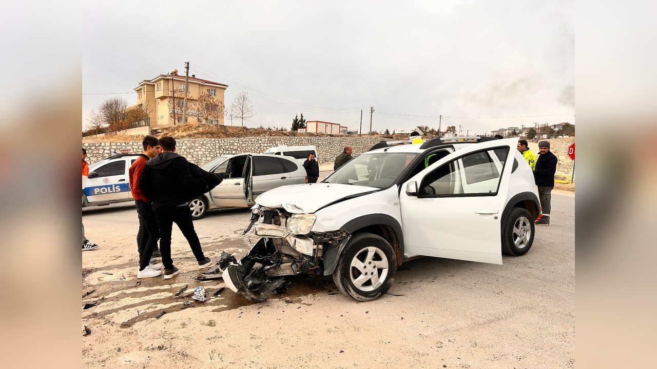 Adıyaman'da Trafik Kazası: İki Araç Çarpıştı, İki Kişi Yaralandı