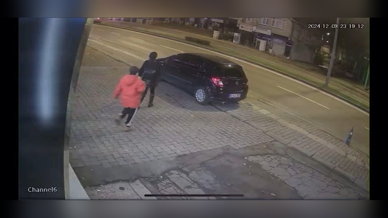 Park Halindeki Araçlara Çarpan Otomobilde 4 Yaralı