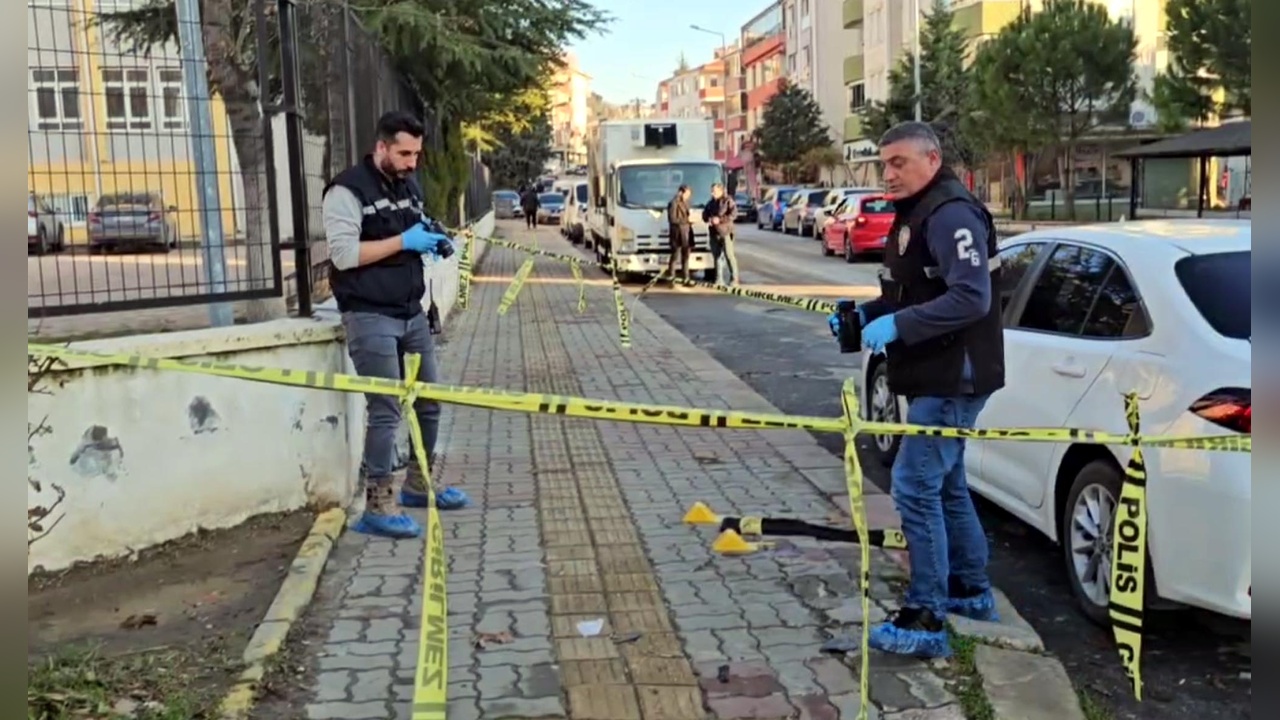 Okul Önünde Bıçaklı Saldırı: Lise Öğrencisi Yaralandı