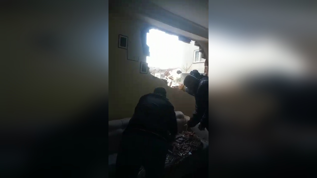 Sancaktepe'de İnşaat Kazası: İş Makinesi Yan Bina Duvarını Yıktı