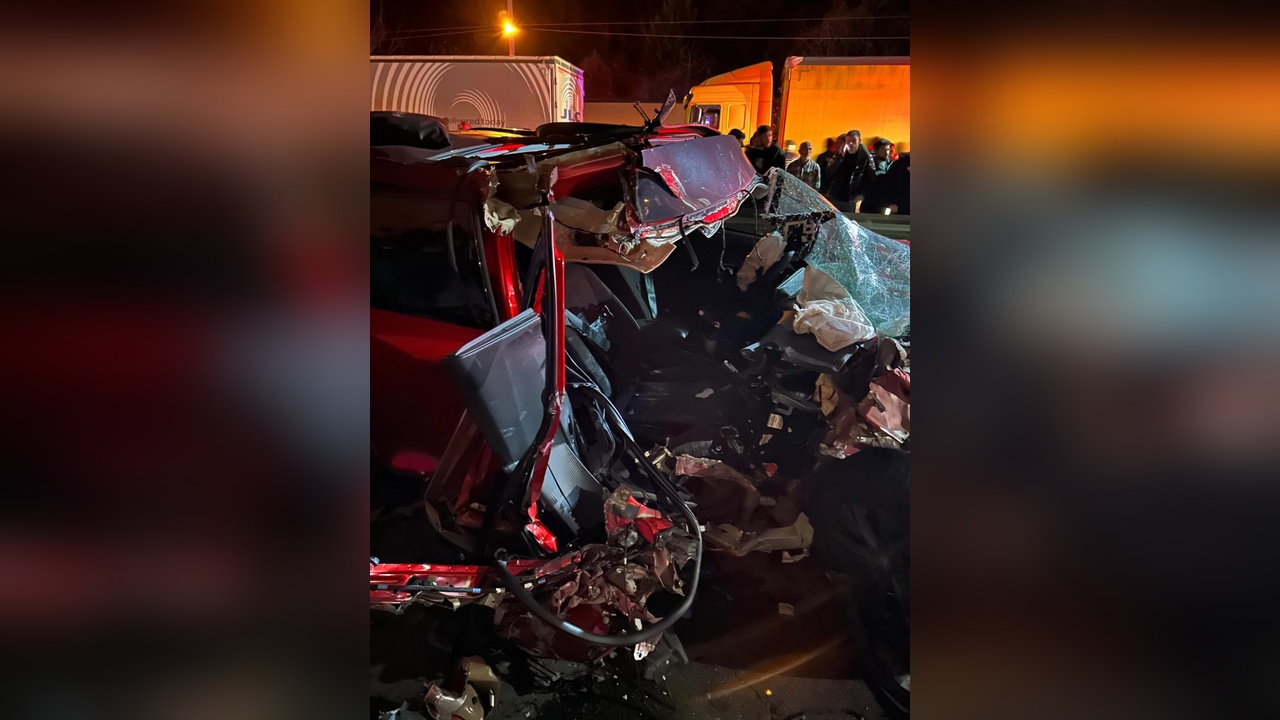 TIR ile Çarpışan Otomobilde Can Kaybı ve Yaralı