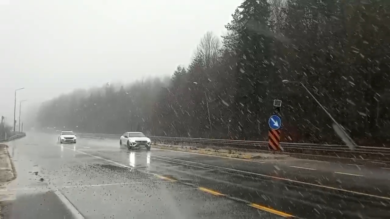 Bolu Dağı'nda Aniden Yağmaya Başlayan Kar, Sürücülere Zor Anlar Yaşattı