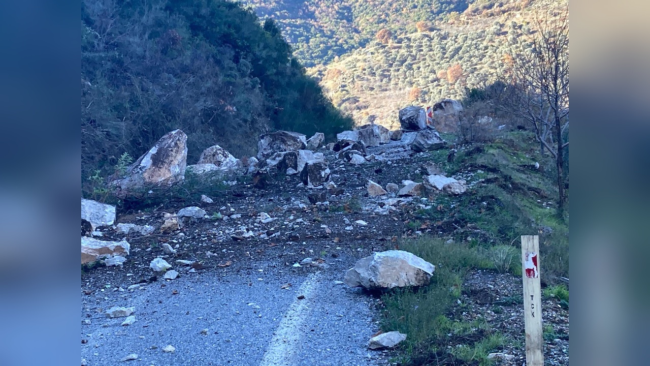 Aydın'da Heyelan Nedeniyle Kara Yolu Kapandı