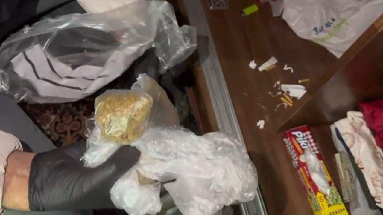 Maltepe'de Uyuşturucu Ticareti Yapan Servis Minibüsüne Baskın Düzenlendi