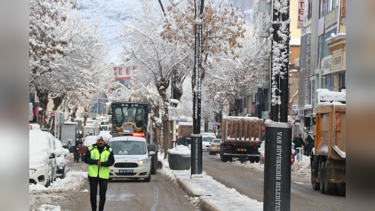 Van'da Yoğun Kar Yağışı 131 Yerleşim Yerini Ulaşıma Kapattı