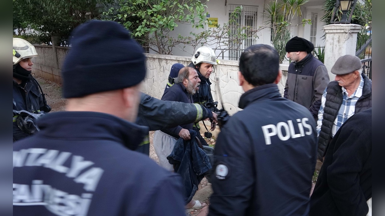Yangın sırasında uykuda kalan kişi, arka odaya kaçarak hayatını kurtardı