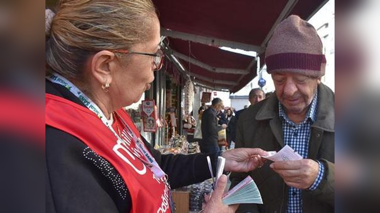 İzmir'de Yılbaşı Çekilişi Coşkusu