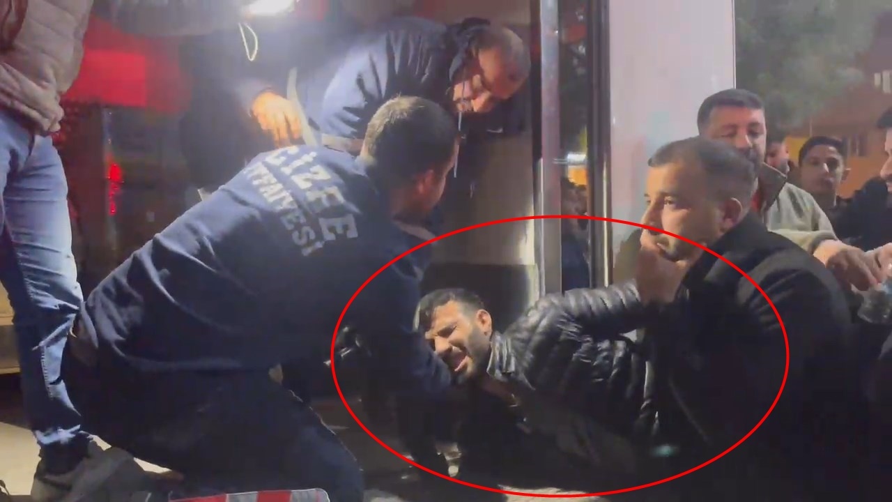Kamyonet Kapısına Sıkışan Genç, İtfaiye Ekipleri Tarafından Kurtarıldı