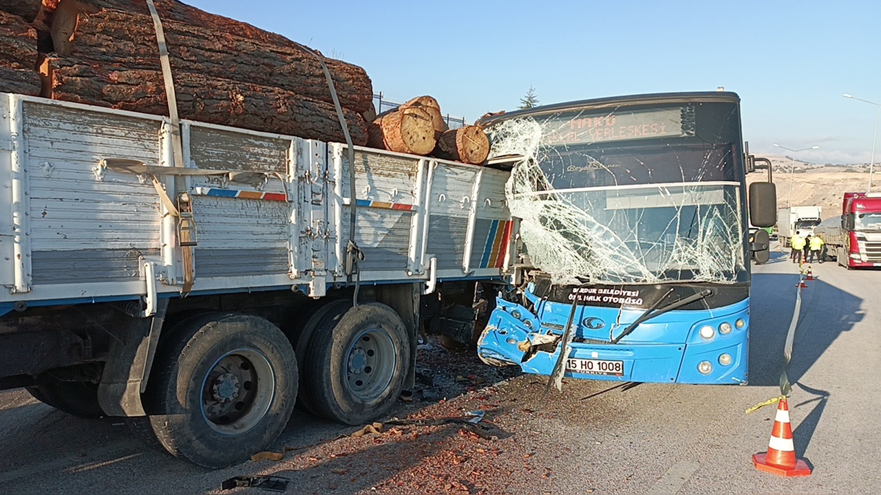 Halk Otobüsü Kazasında 1 Polis ve 5 Öğrenci Yaralandı