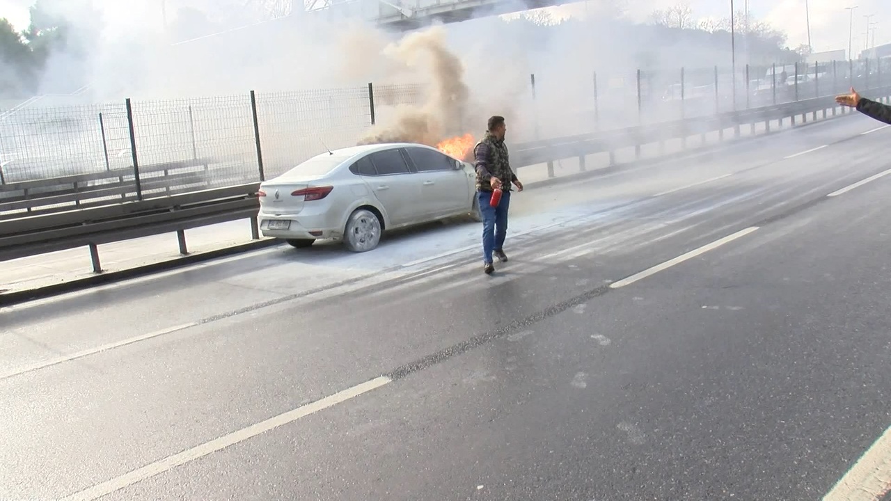 Küçükçekmece D-100'de Otomobil Yangını Trafiği Felç Etti
