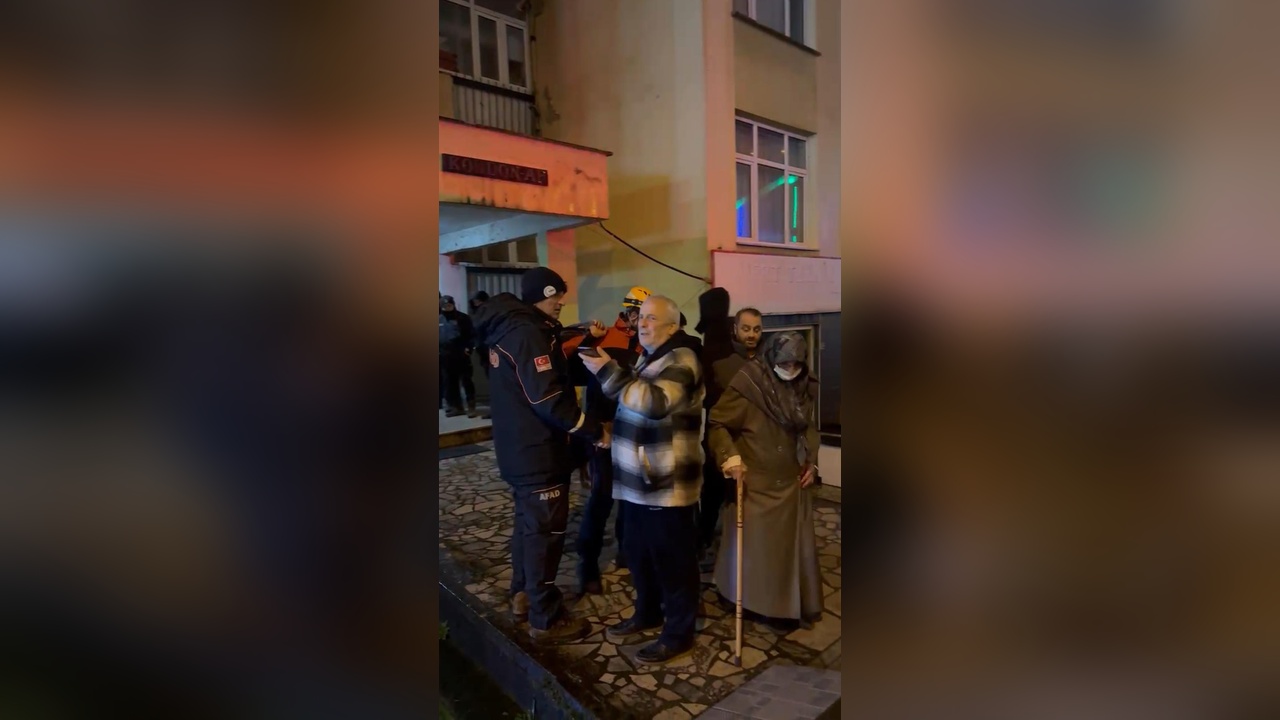 Rize'de Fırtına Sonrası Camlar Kırıldı, Apartman Boşaltıldı