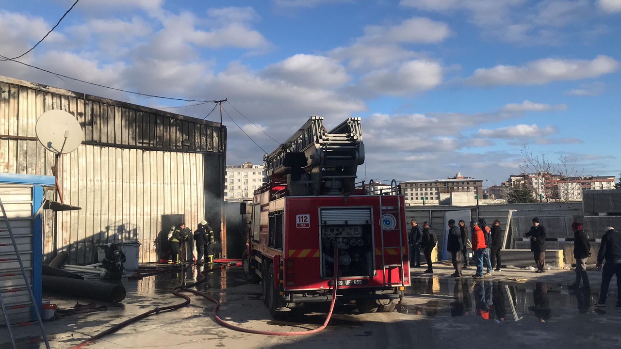 Tekirdağ'daki Konteyner Üretim Tesisinde Yangın Çıktı