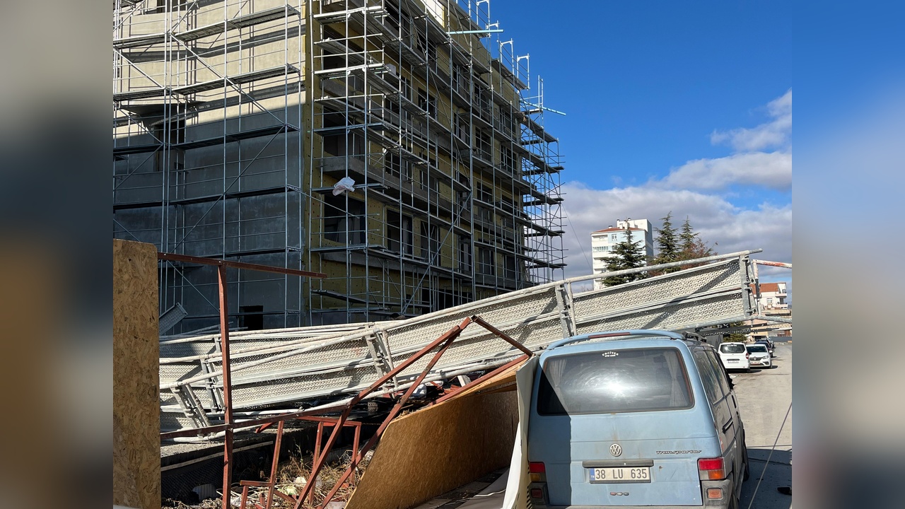 Kayseri'deki İnşaatta Iskele Çökmesi Sonucu 3 Kişi Yaralandı